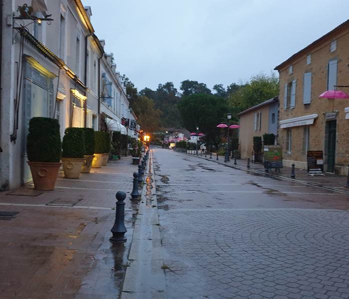 La rue principale d'Eugénie les bains en Octobre dernier