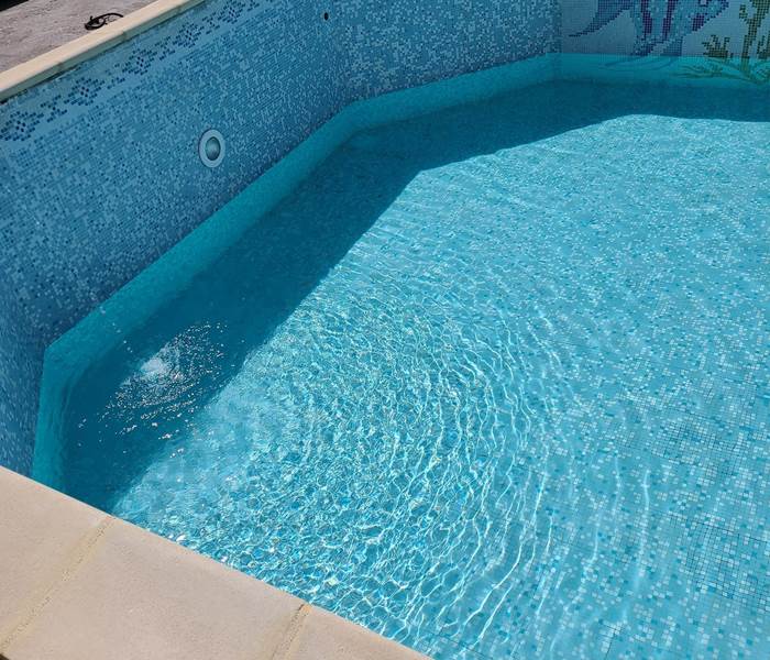 Piscine en cours de remplissage