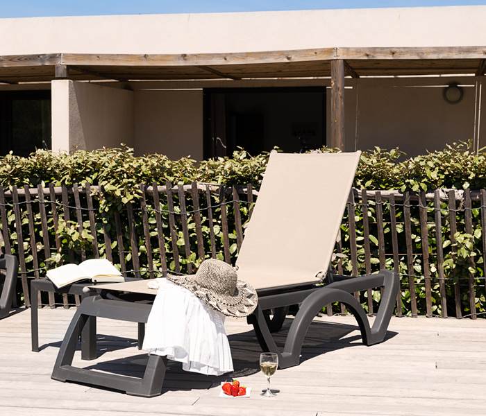 Farniente et bronzage au bord de la piscine sur nos bains de soleil