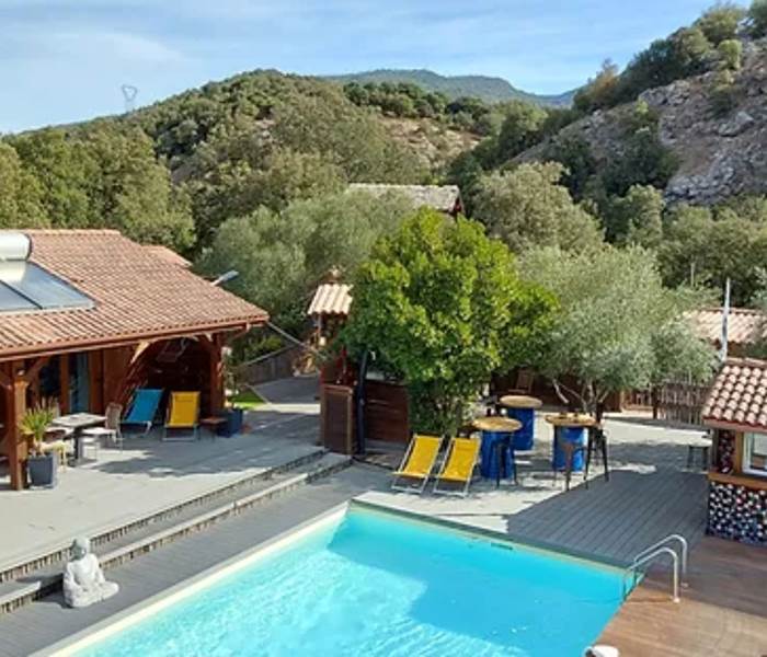Transats en bord de piscine