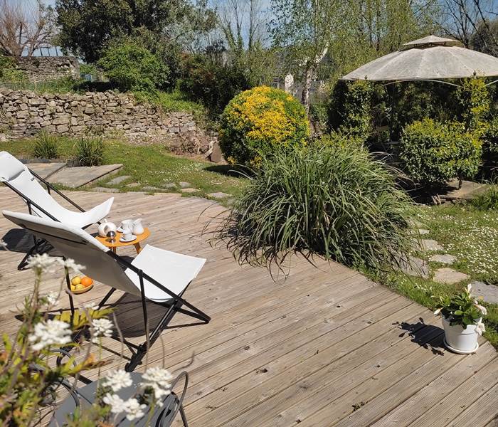 Chambres d'hôtes l'Amphitryon - Détente dans le jardin