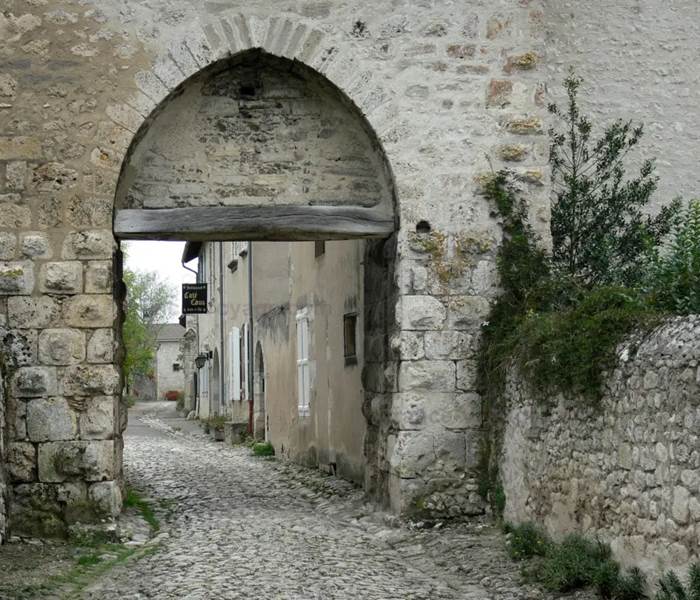 Artisans et ambiance authentique du village de Charroux en Auvergne