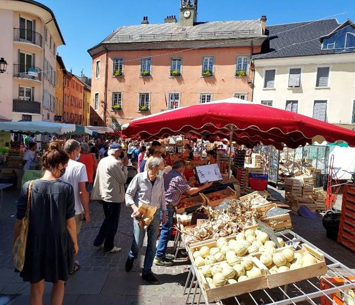 Le marché provençal d'Embrun