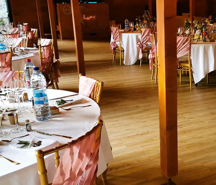 Intérieur de la salle vue de plusieurs tables