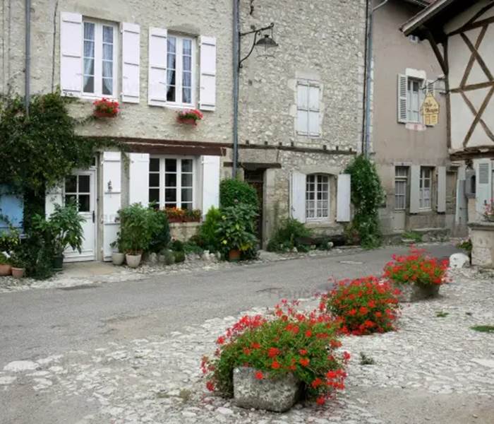 Ruelle pavee du village de Charroux Allier