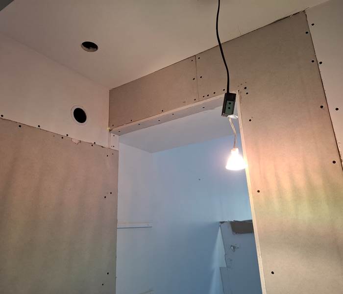 Création d’un encadrement entre la chambre Bleue et sa future salle de bain privative aux Gîtes de Monte Blanco à Montblanc près de Béziers