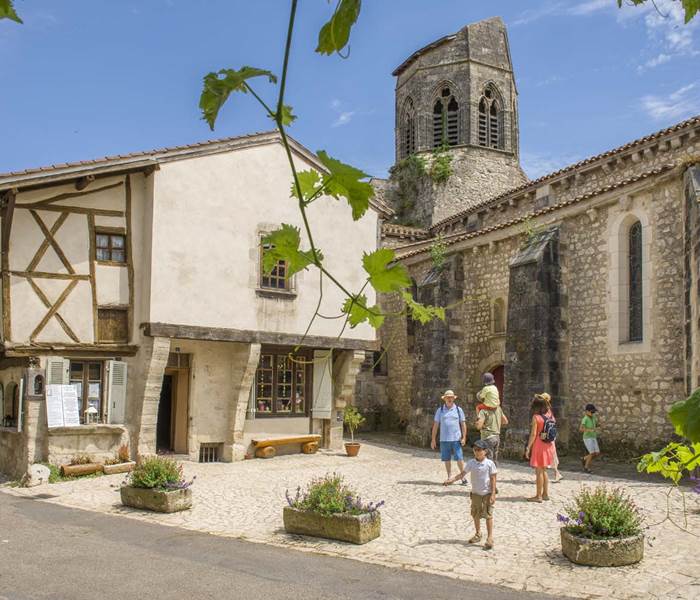 Village médiéval de Charroux dans l’Allier en Auvergne, à 20 minutes de Bulles d’Auvergne