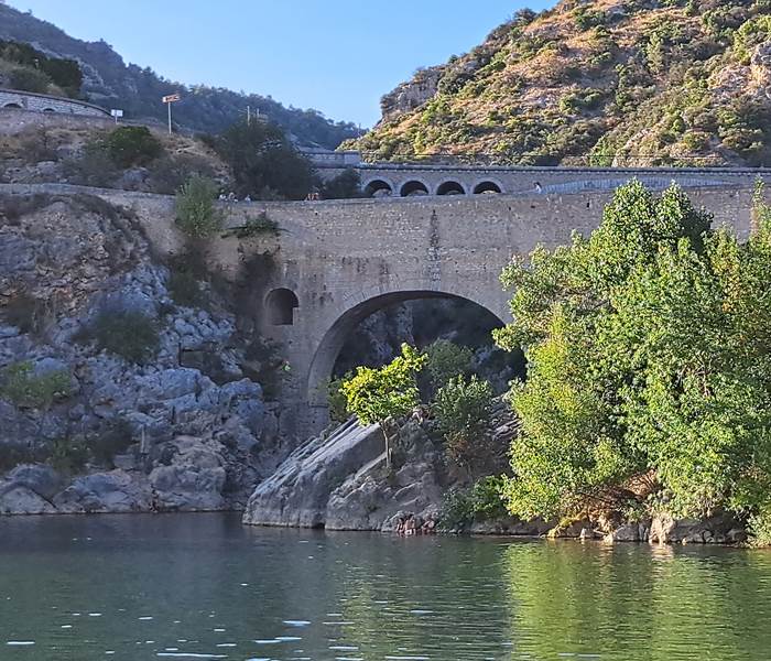 Activités nature et baignade dans les gorges de l’Hérault, site naturel préservé accessible depuis Montblanc.