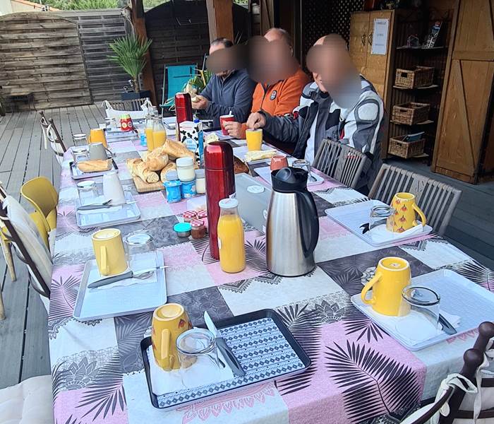 Le petit déjeuner d'un groupe de 15 motards