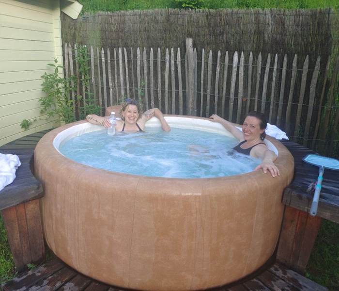 Jacuzzi à l'eau de ressourçante de La Salvetat