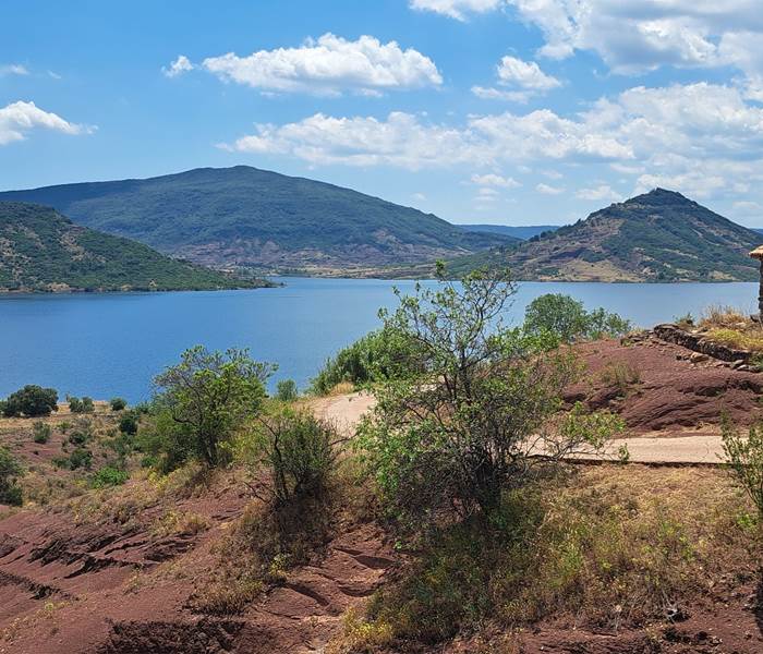 Paysages et activités de plein air autour du lac du Salagou dans l’Hérault, à proximité des Gîtes de Monte Blanco.