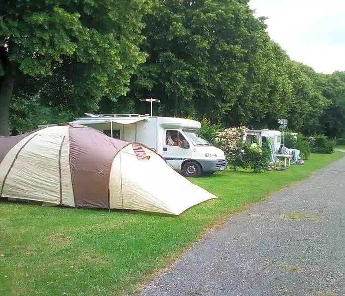 De grands emplacements nus camping