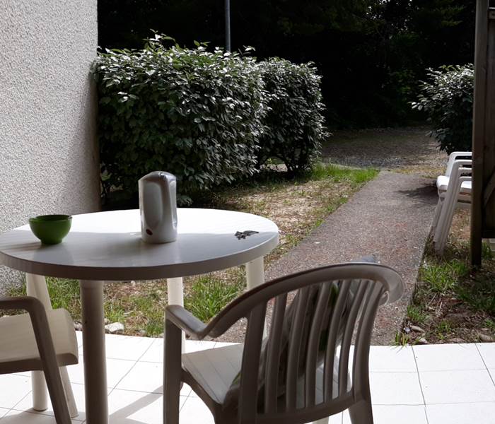 Terrasse abritée salon de jardin