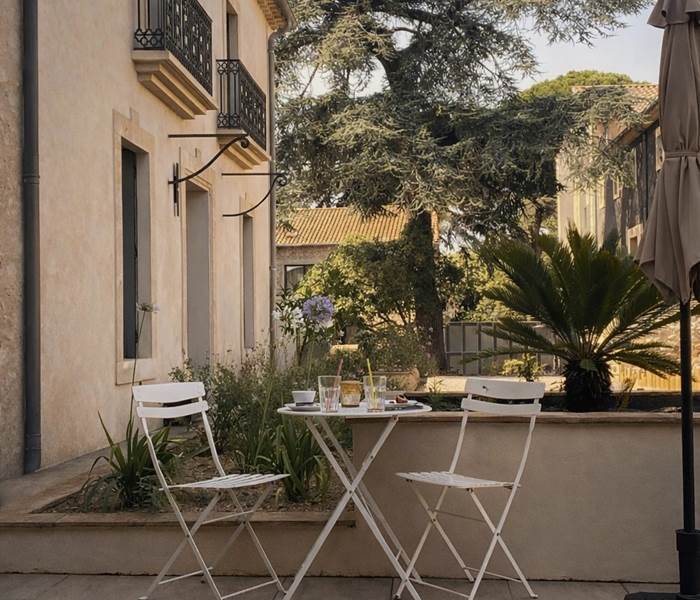 Petit déjeuner en terrasse dans un gîte de charme dans l’Hérault en Occitanie, près de Béziers