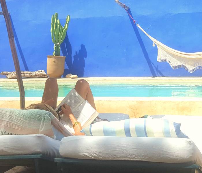 riad baoussala - lecture à la piscine