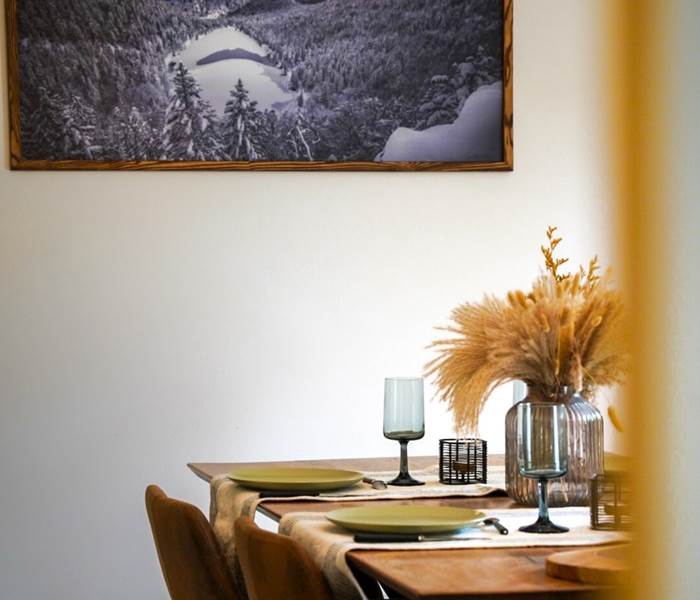 salle-a-manger-tableau-lac-des-corbeaux-gite-ocimes-la-bresse