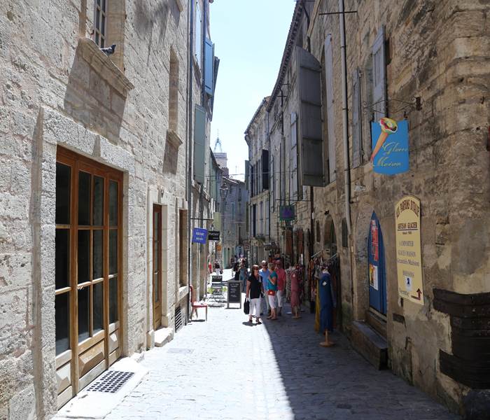 Centre historique de Pézenas, ville d’art et d’histoire réputée pour son art de vivre, située près de Montblanc.
