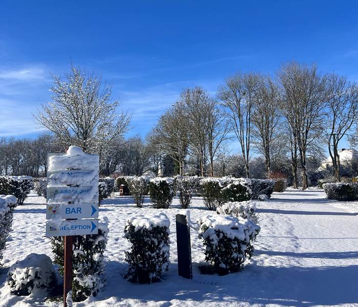 panneau indication et allées