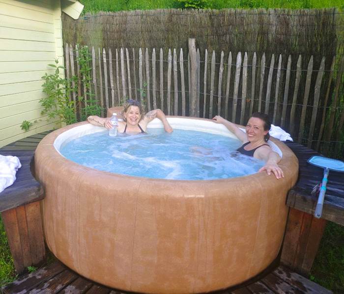 Jacuzzi à l'eau de ressourçante de La Salvetat