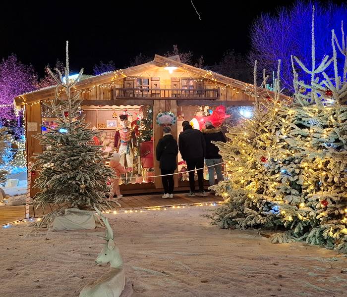 Chalet des lutins de Noël à Béziers, décor féerique et illuminations hivernales