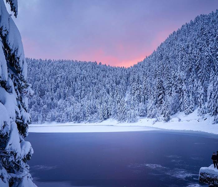 Lac gelé en hiver dans les Hautes-Vosges