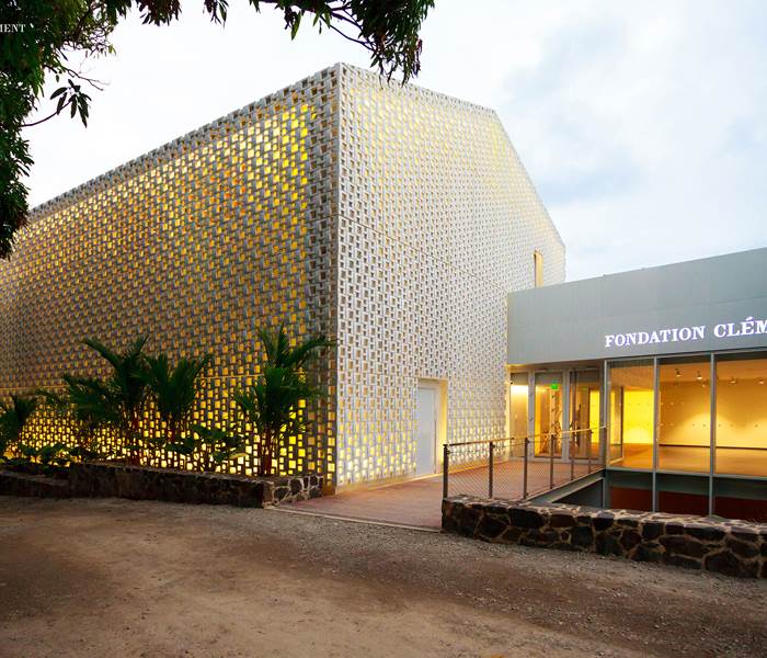 <!-- Image représentant la Fondation Clément, pour renforcer le référencement de l'hôtel Maison Clémentine --> <img src="lien-de-votre-image.jpg" alt="Vue de la Fondation Clément en Martinique, proche de l'Hôtel Maison Clémentine à Fort-de-France" title="Découverte de la Fondation Clément, à proximité de votre hébergement de charme à Fort-de-France" width="800" height="600" />