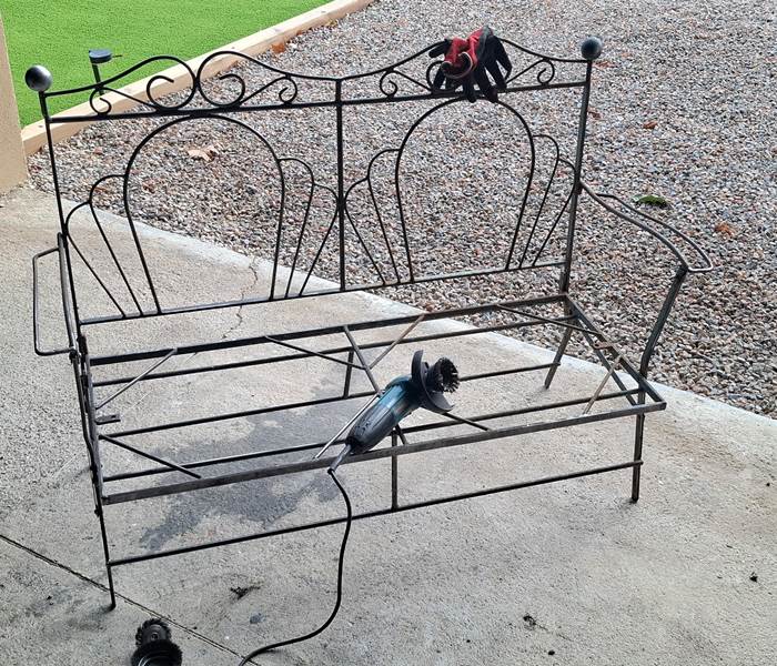 Restauration d’un ancien banc en fer retrouvé sur le domaine des Gîtes de Monte Blanco à Montblanc.