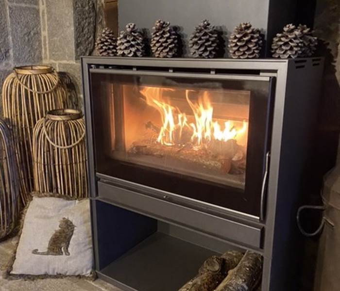 chambredhotes-feudecheminée-maisondecampagne-hautecorrèze