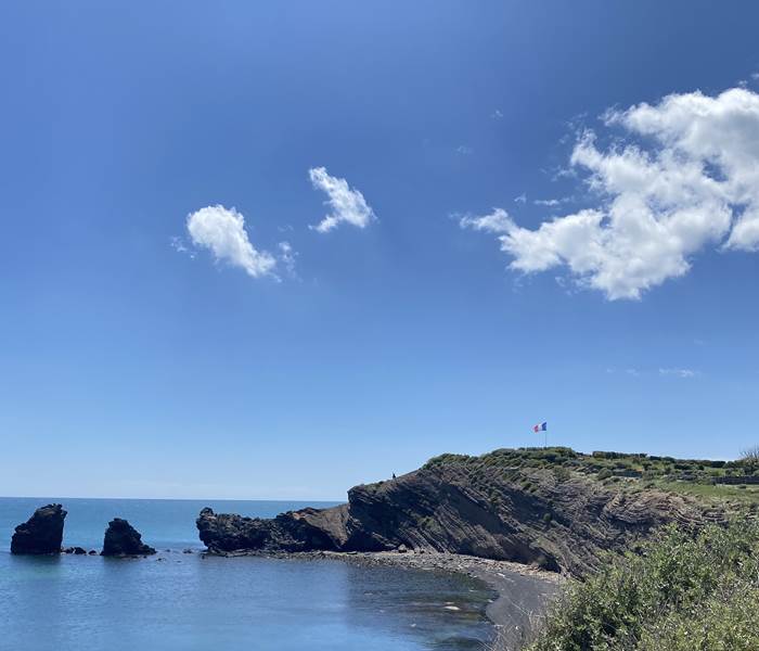 Plage de la Grande Conque au Cap d’Agde, célèbre pour son sable volcanique et située à proximité de Montblanc dans l’Hérault.