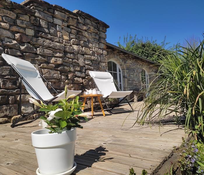 Chambres d'hôtes l'Amphitryon - Détente dans le jardin