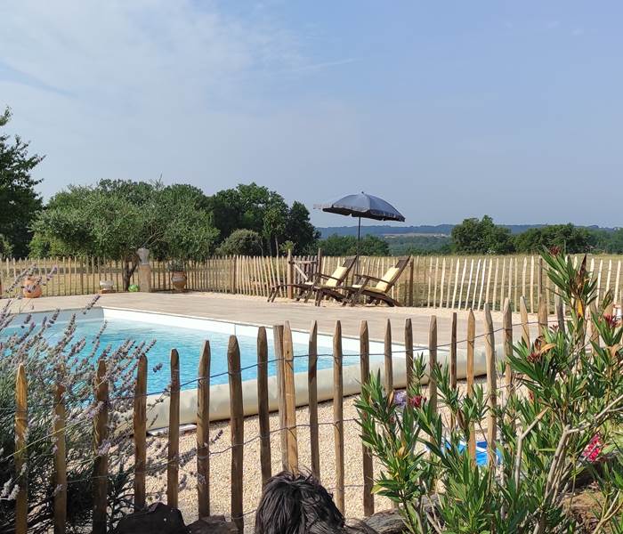 piscine d'eau salée  avec vue sur la bastide de Beaumont du Périgord