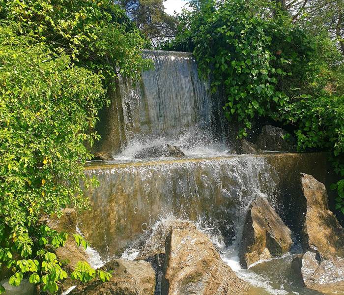 Eugénie les Bains, Village. Parc publique. Sommet de la cascade