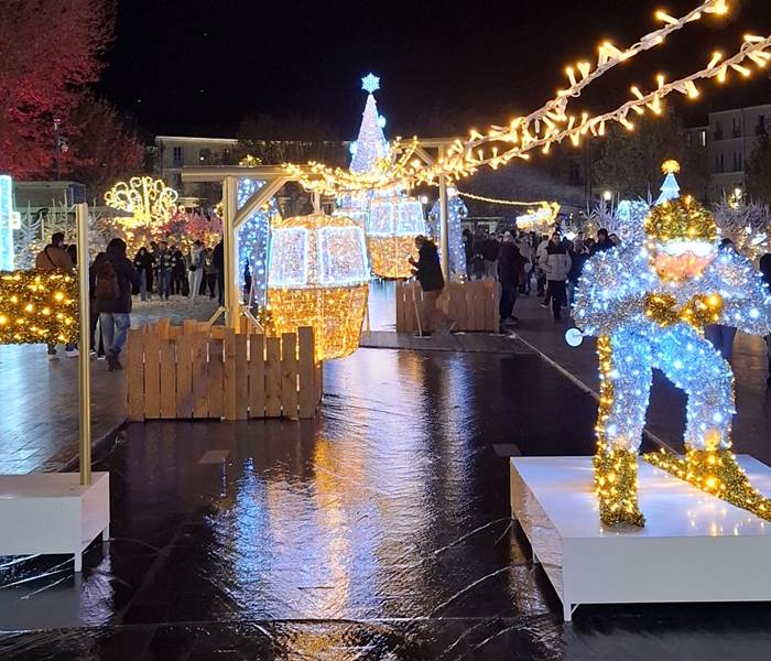 Parcours lumineux de Noël à Béziers avec skieurs illuminés et télécabines, allées centrales décorées