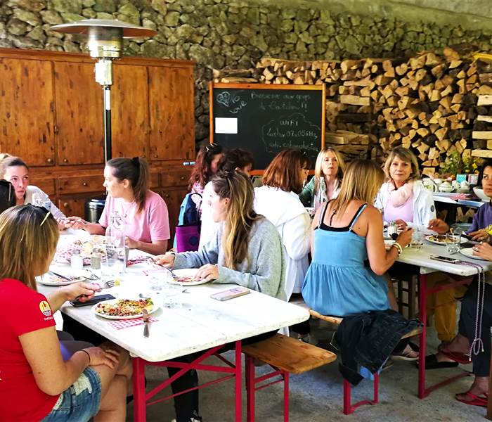 Repas conviviaux aux Cabanes d'Hestia