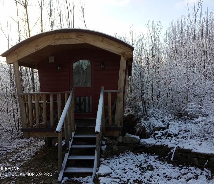les bois de saint Auvent la roulotte sous la neige