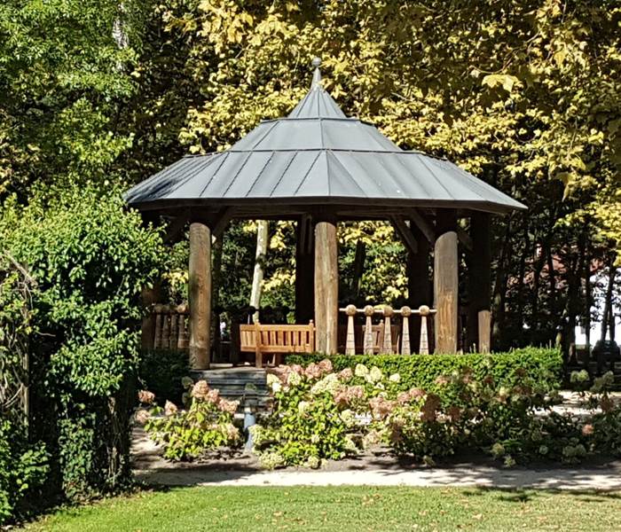 Village d'Eugénie-les-bains, kiosque dans parc
