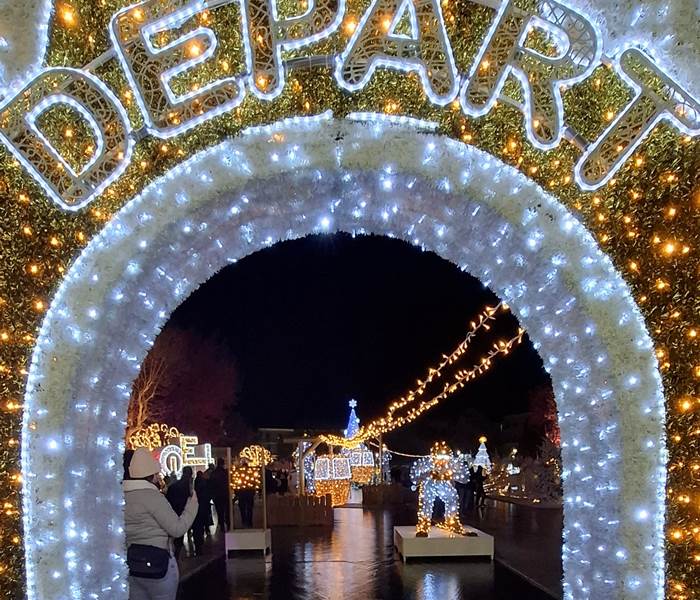 Arche lumineuse de départ du parcours de Noël à Béziers, thème station de ski