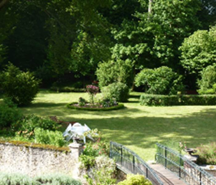 Vue du parc à travers les fenêtres de la salle à manger!