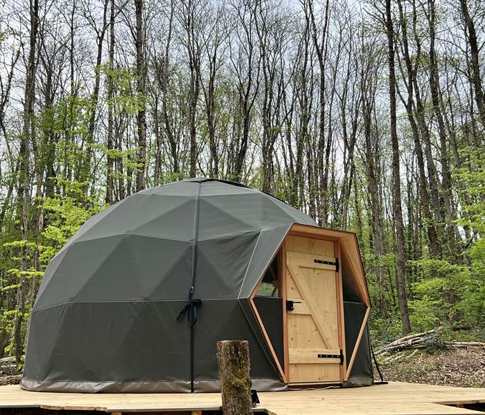 Dôme géodésique insolite dans les bois