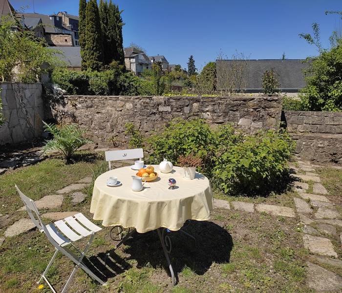 Chambres d'hôtes l'Amphitryon - Détente dans le jardin