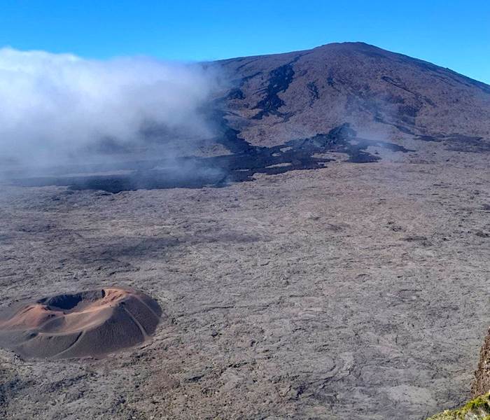 Le Piton de la Fournaise vu depuis le Pas de Bellecombe