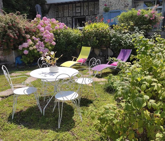Chambres d'hôtes l'Amphitryon - Détente dans le jardin