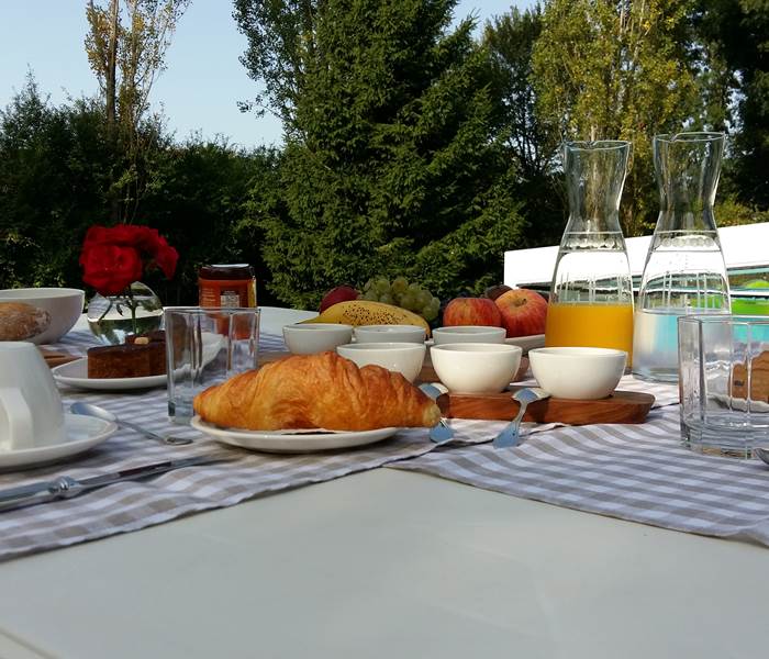 Petit déjeuner au bord de la piscine