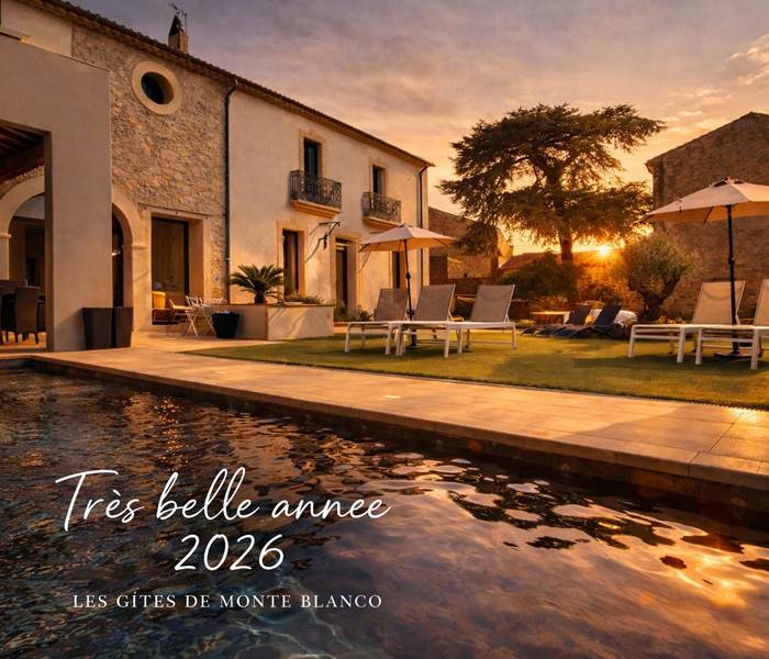 Piscine des Gîtes de Monte Blanco au coucher du soleil à Montblanc, Hérault