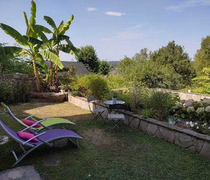 Chambres d'hôtes l'Amphitryon - Détente dans le jardin