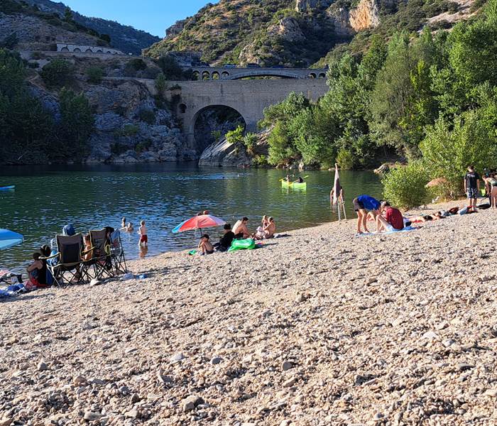 Baignade au Pont du Diable dans les gorges de l’Hérault, site naturel emblématique situé à proximité de Montblanc.