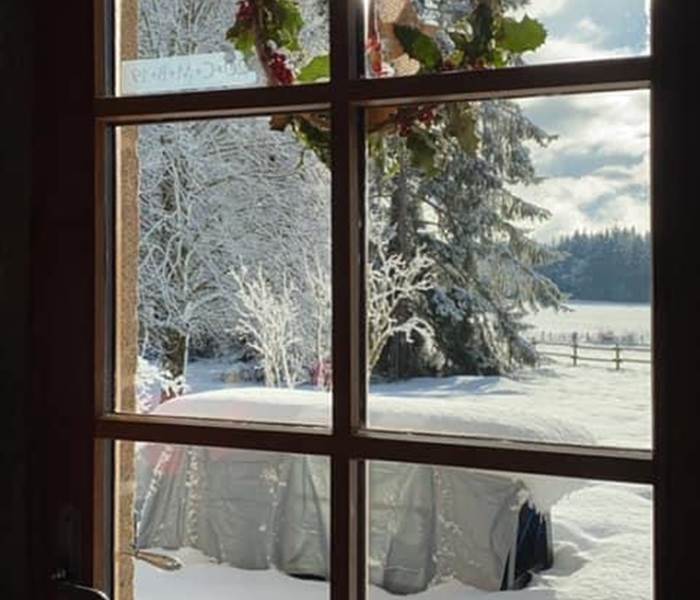 vuedelaportedentree-capturedelinstant-neigepoudreuse-chambredhotes-correze