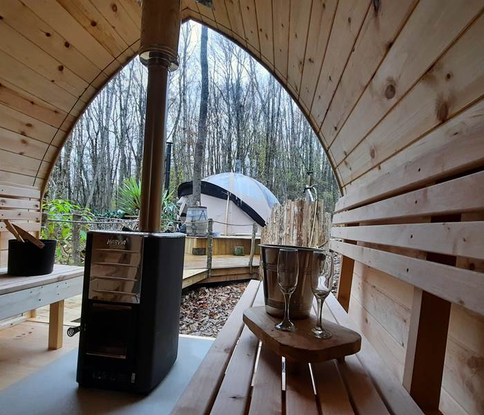 Le sauna igloo avec vue panoramique sur les bois