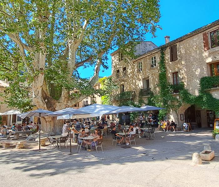 Village médiéval de Saint-Guilhem-le-Désert, classé parmi les plus beaux villages de France dans l’Hérault.