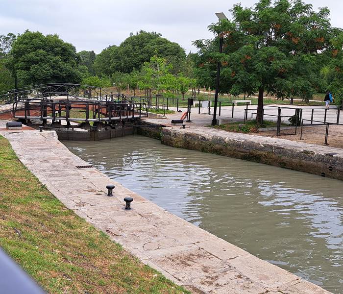 Promenade et activités de plein air aux 9 écluses de Fonseranes, site emblématique du Canal du Midi près de Béziers.